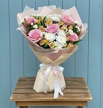 Букет цветов из:  Гвоздики, Орхидеи и Розы в Юбилейном