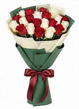 Букет Микс из красных и белых роз в Юбилейном
