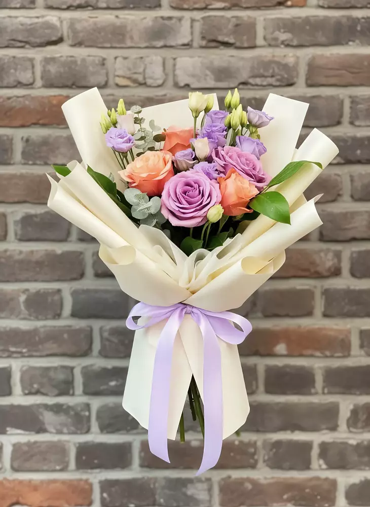 Букет цветов из: Лизиантусы и Розы в Юбилейном