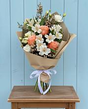 Букет цветов из:  Альстромерии, Лизиантусы, Розы и Хризантемы в Юбилейном