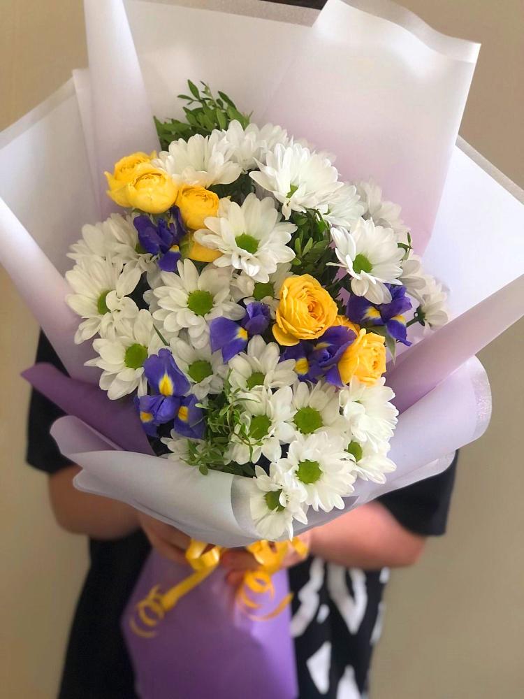 Букет цветов из: Ирисы, Хризантемы и Розы в Юбилейном