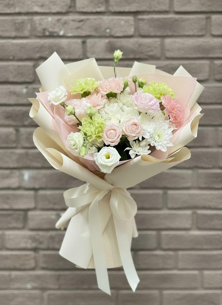 Букет цветов из: Гвоздики, Розы, Лизиантусы и Хризантемы в Юбилейном