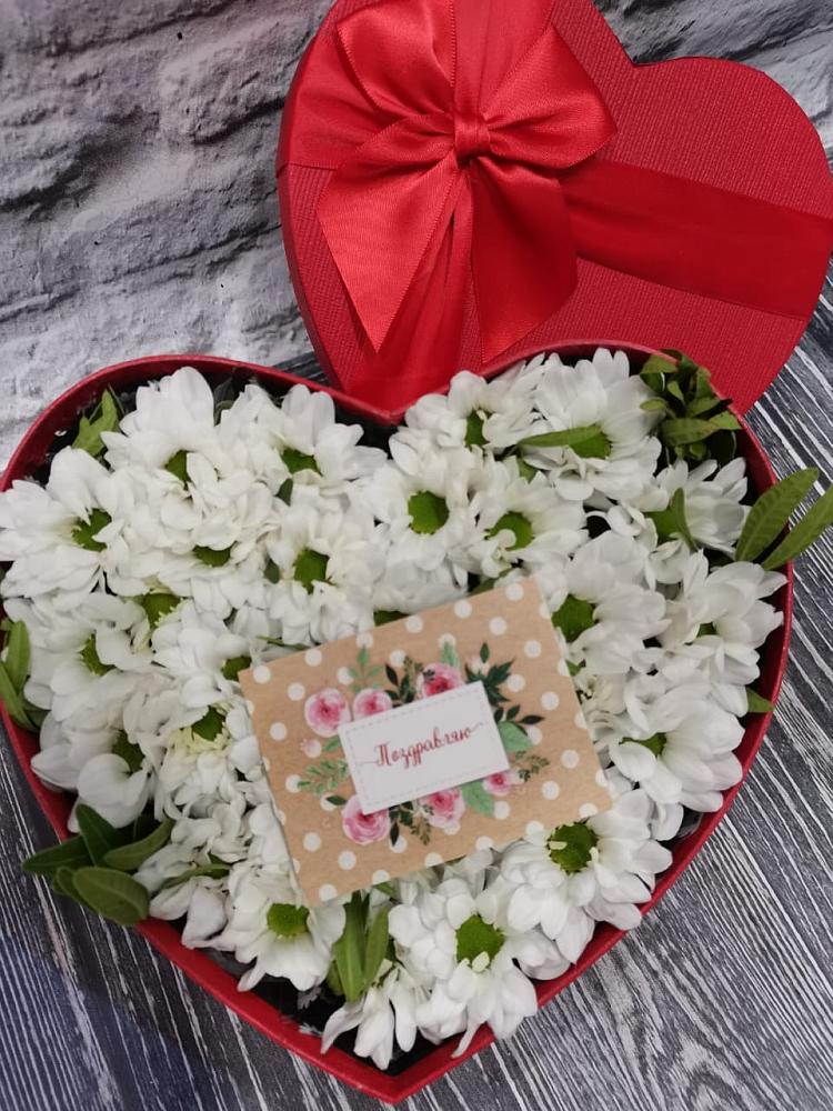 Цветочная композиция из Хризантемы в виде сердца в Юбилейном