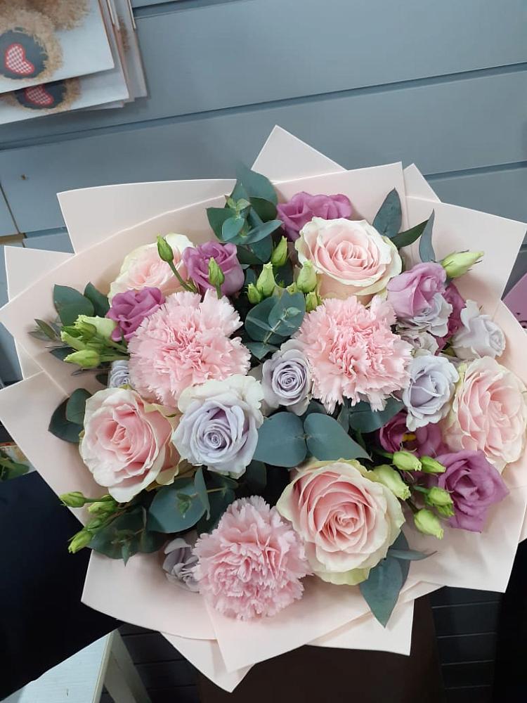 Букет цветов из: Розы, Гвоздики и Лизиантусы в Юбилейном