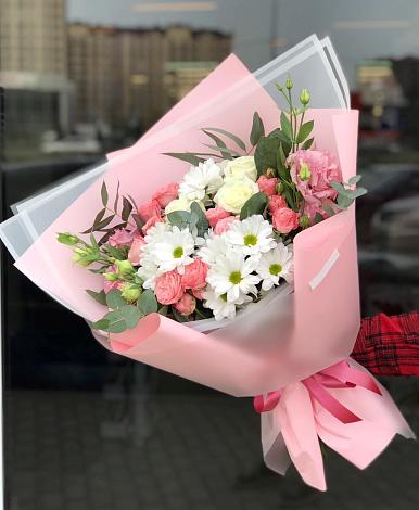 Букет цветов из: Розы, Лизиантусы и Хризантемы в Юбилейном
