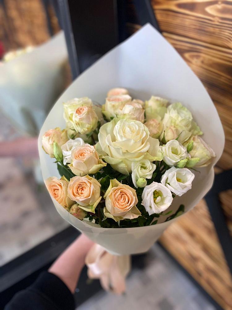 Букет цветов из: Розы и Лизиантусы в Юбилейном